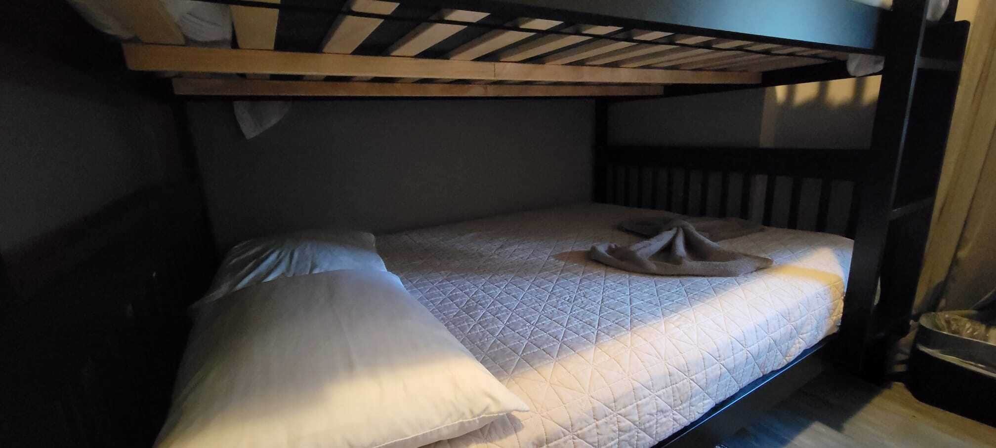 Habitación Deluxe | Tabla de planchar con plancha, wifi gratis y ropa de cama 