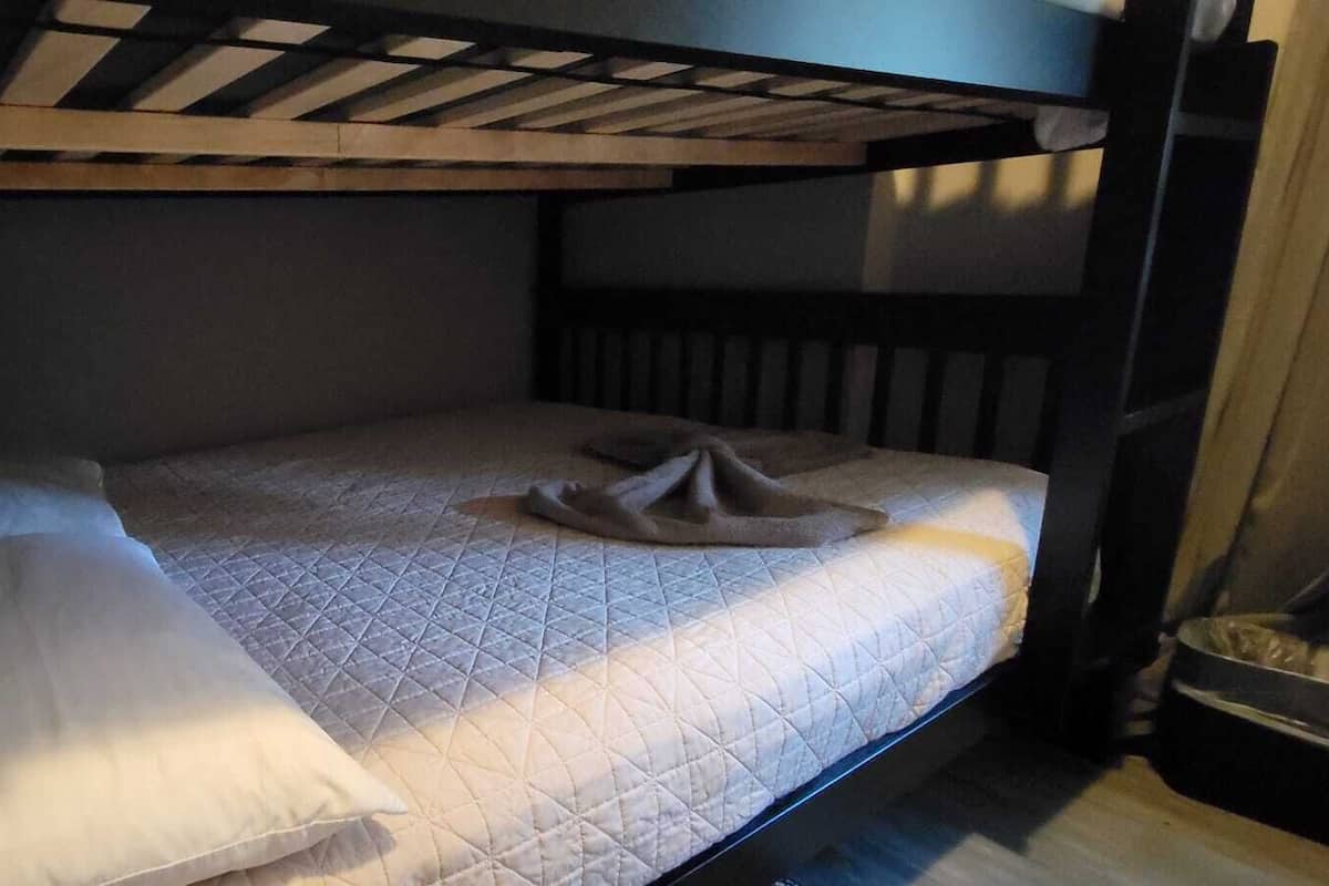 Quarto luxo | Ferros/tábuas de passar roupa, Wi-Fi de cortesia, roupa de cama