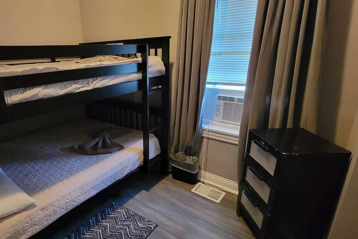 Chambre Deluxe | 1 chambre, fer et planche à repasser, accès au Wi-Fi (inclus)