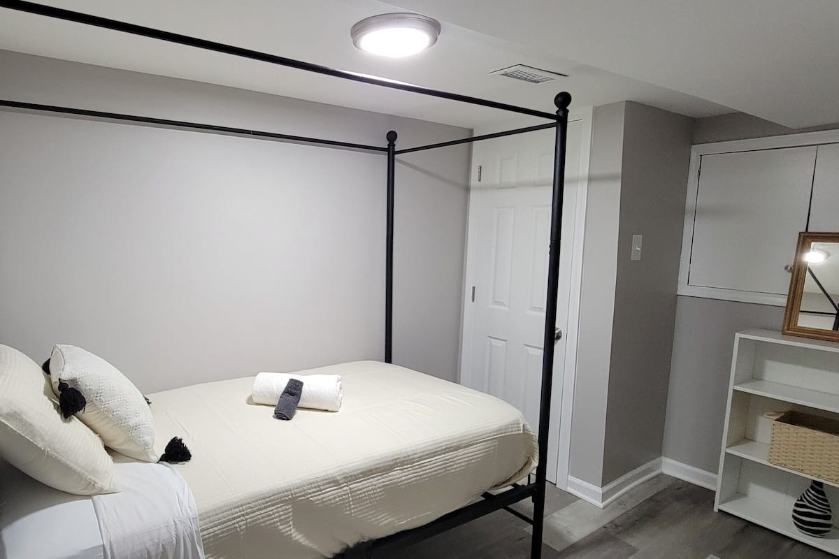 1 slaapkamer, een strijkplank/strijkijzer, gratis wifi, beddengoed