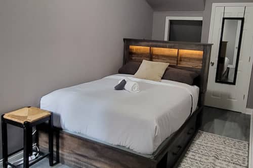 Tabla de planchar con plancha, wifi gratis y ropa de cama