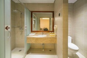 A bathroom with a shower, sink, and toilet. - Baise Changle Business Hotel (Baise)
