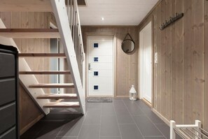 A modern interior with a wooden staircase, a white door with small windows, and a lantern on the floor. - Modernt, Barnvänligt Boende 1 h fr Oslo i Norges Toscana. Skidparadis fin Natur (Innlandet)
