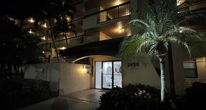 Delray Racquet Club, Modern Updated Condo! 2-Bedroom, 2 Bath 2 miles to beach