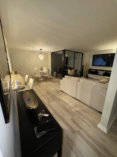 Delray Racquet Club, Modern Updated Condo! 2-Bedroom, 2 Bath 2 miles to beach 