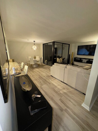 Delray Racquet Club, Modern Updated Condo! 2-Bedroom, 2 Bath 2 miles to beach 