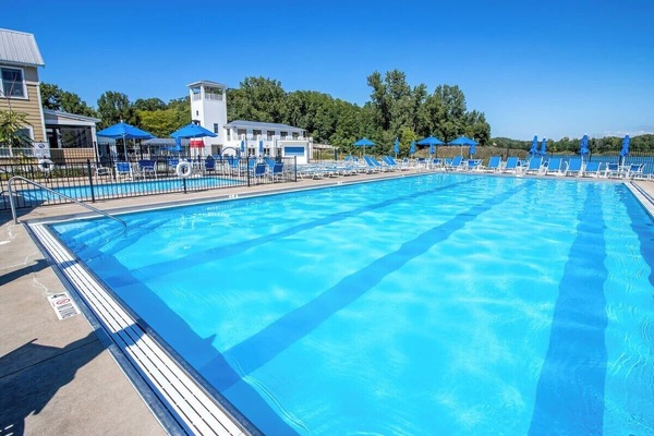 Una piscina al aire libre, una piscina climatizada
