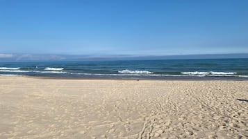 Playa en los alrededores, camastros y toallas de playa