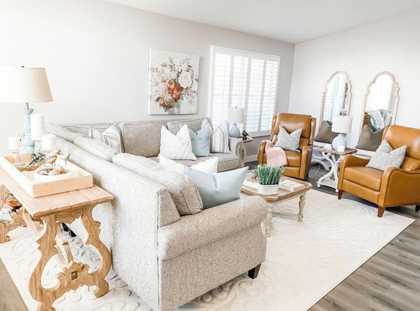 Smart TV, fireplace, books - New! Peaceful, clean, heated pool, lake 2 blocks, outdoor bed swing

 (Goodyear)
