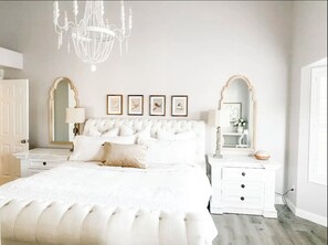 4 bedrooms, iron/ironing board, WiFi, bed sheets - New! Peaceful, clean, heated pool, lake 2 blocks, outdoor bed swing
(Goodyear)