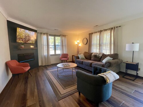 Peaceful, walkable apartment to parks & downtown