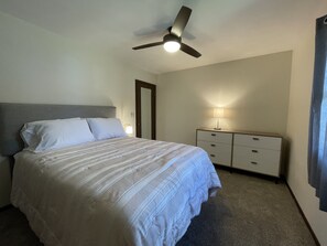 2 bedrooms, iron/ironing board, WiFi, bed sheets - Peaceful, walkable apartment to parks & downtown (Archbold)