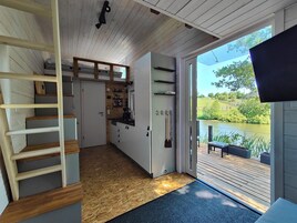 TinyHousebeiDresden klein aber fein, beste Lage Naturteich große Terrasse - Nähe Sächsische Schweiz | Cocina privada | Frigorífico grande, microondas, horno y placa de cocina