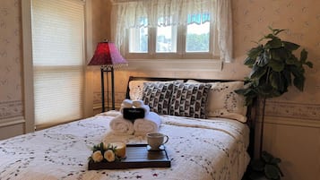 2 bedrooms, desk, iron/ironing board, WiFi