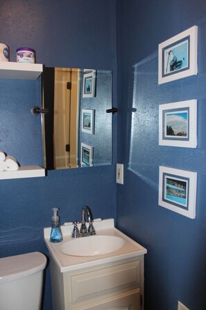 Ducha, artículos de higiene personal gratuitos y secador de pelo