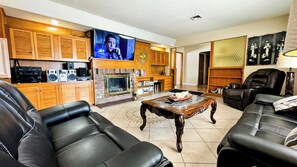 Smart TV, fireplace - Spacious Pool 5-bedroom house 10 min to the Strip! (Las Vegas)