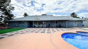 Pool - Spacious Pool 5-bedroom house 10 min to the Strip! (Las Vegas)
