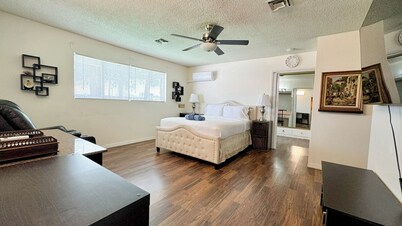 Spacious Pool 5-bedroom house 10 min to the Strip!