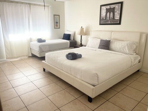 Spacious Pool 5-bedroom house 10 min to the Strip!