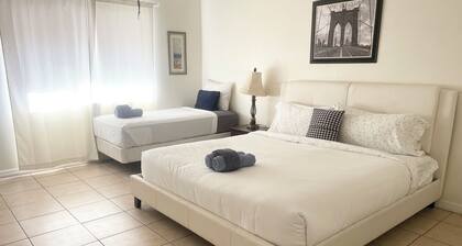 Spacious Pool 5-bedroom house 10 min to the Strip!