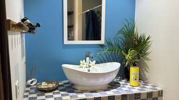 Douche, sĂšche-cheveux, serviettes fournies, savon