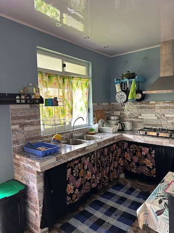 Private kitchen. Otaha 2, Vaiotaha Lodge