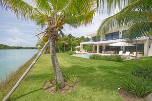 Villa, Smoking