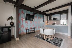 Een magnetron, een kookplaat, een koffiezetapparaat/waterkoker