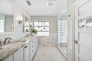 House, Multiple Beds (It's Beachin') | Bathroom | Toilet paper
