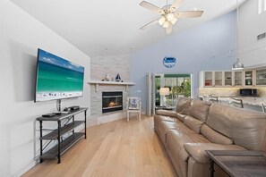 Casa, varias camas (It's Beachin') | Zona de estar | Una televisión