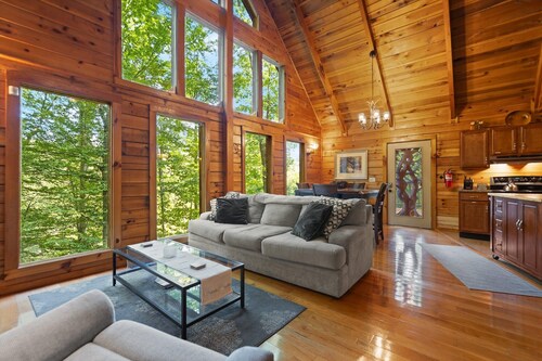 Discover Serenity at Hidden Ridge, Hot Tub, Satellite TV, firepit.