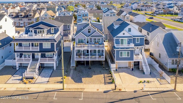 A residential area with houses featuring balconies and waterfront views. - Seas the Moment - 1 Blk to Ortley Beach - Private Balcony & Patio - 6 Bed, 3 BR (Seaside Heights)