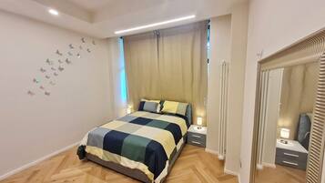 1 slaapkamer, geluiddichte muren, een strijkplank/strijkijzer, reisbedje