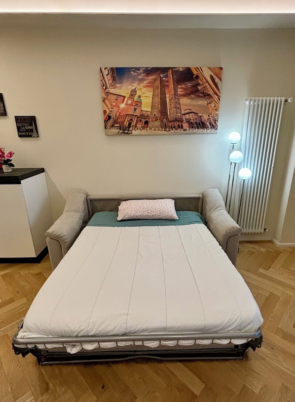 1 bedroom, soundproofing, iron/ironing board, travel cot