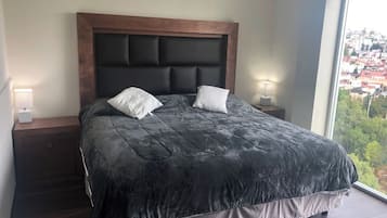 3 habitaciones, escritorio, tabla de planchar con plancha y wifi