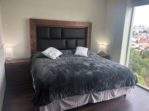 3 Schlafzimmer, Schreibtisch, Bügeleisen/Bügelbrett, WLAN