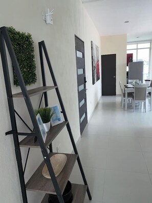 المنشأة من الداخل