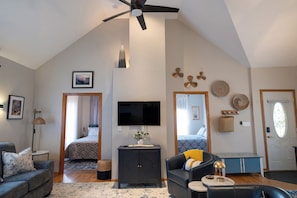 2 habitaciones, escritorio, tabla de planchar con plancha y wifi gratis 