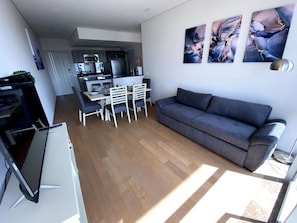 TV connectée, livres, chaîne hi-fi