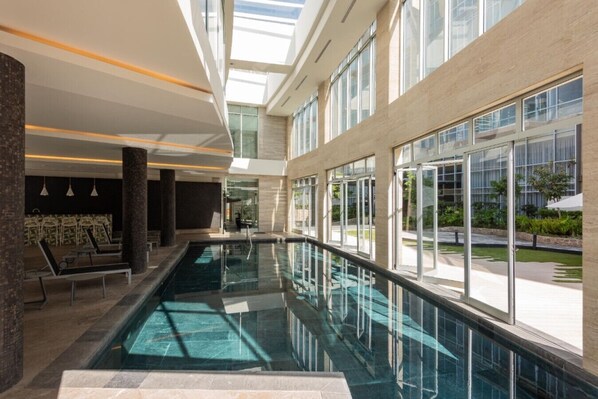 Una piscina techada, una piscina climatizada