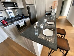 Refrigerador, microondas, horno, placa de cocina