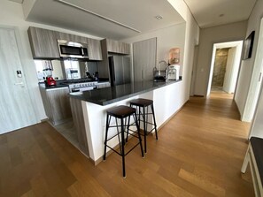 Frigorifero, microonde, forno, piano cottura