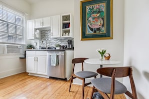 Réfrigérateur, four à micro-ondes, un four, surface de cuisson