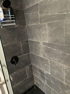 Dusche, Haartrockner, Handtücher, Seife