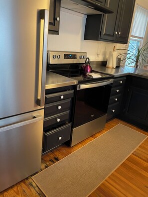 Fridge, microwave, oven, stovetop - Amazing  2-bedroom apartment sunny and quiet in Great Barrington  (Great Barrington)