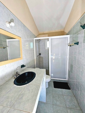 Shower, towels, soap, toilet paper - Hotel Tamarindos (Tetecalita)