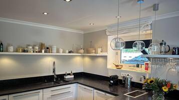 Een koelkast, een microgolfoven, een oven, een kookplaat