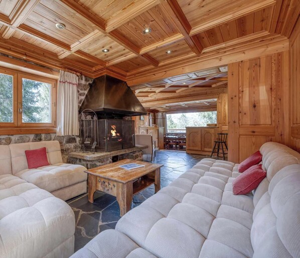 Tv, eldstad, dvd-spelare och bordsfotboll