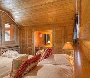 5 slaapkamers, een strijkplank/strijkijzer, reisbedje, wifi