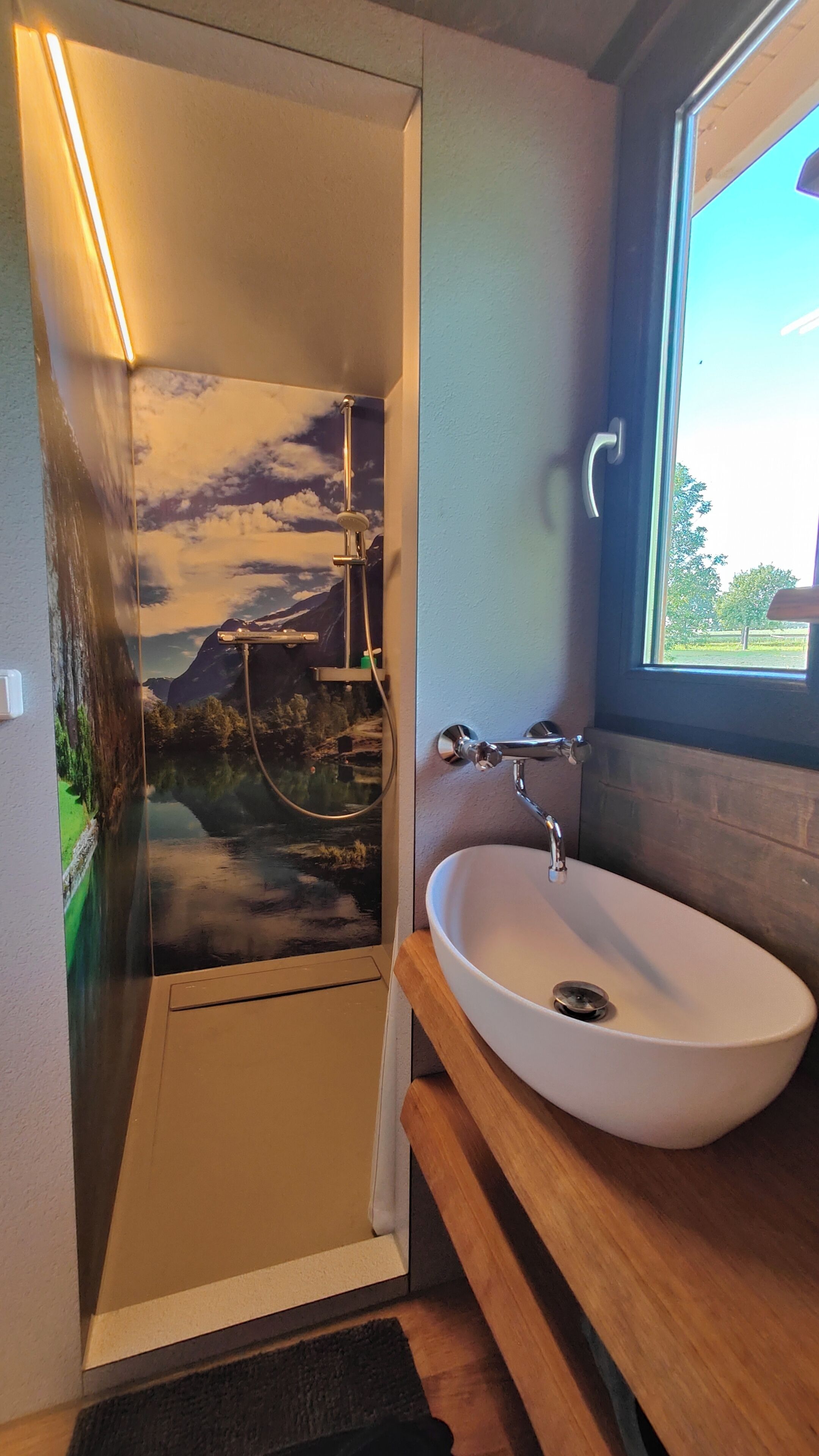 TinyHousebeiDresden spektakuläres Häuschen auf Stelzen im Pferdeteich - Nähe Sächsische Schweiz | Badezimmer | Dusche, Haartrockner, Seife, Shampoo